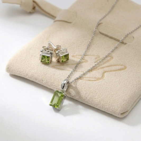 Zilveren sieradenset Peridoot collier met hanger en oorstekers