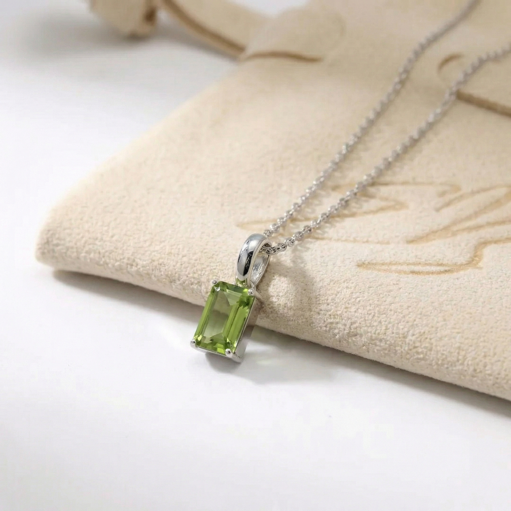 Zilveren collier met Peridoot hanger